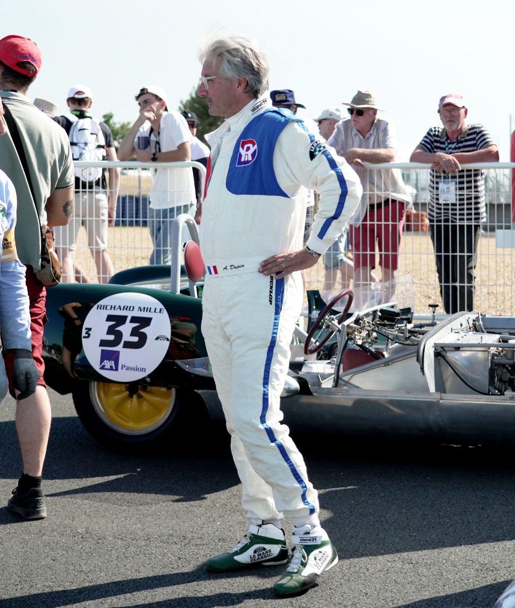 All the models shown on the Stand 21 website or in the Stand 21 catalog and not explicitely described as stock versions are illustrated strictly as examples of the company's expertise and capability and the pictures shown do not imply any violations of any trademarks. Such use of registered trademarks was carried out solely for authorized teams or drivers use and are not for sale to the public.